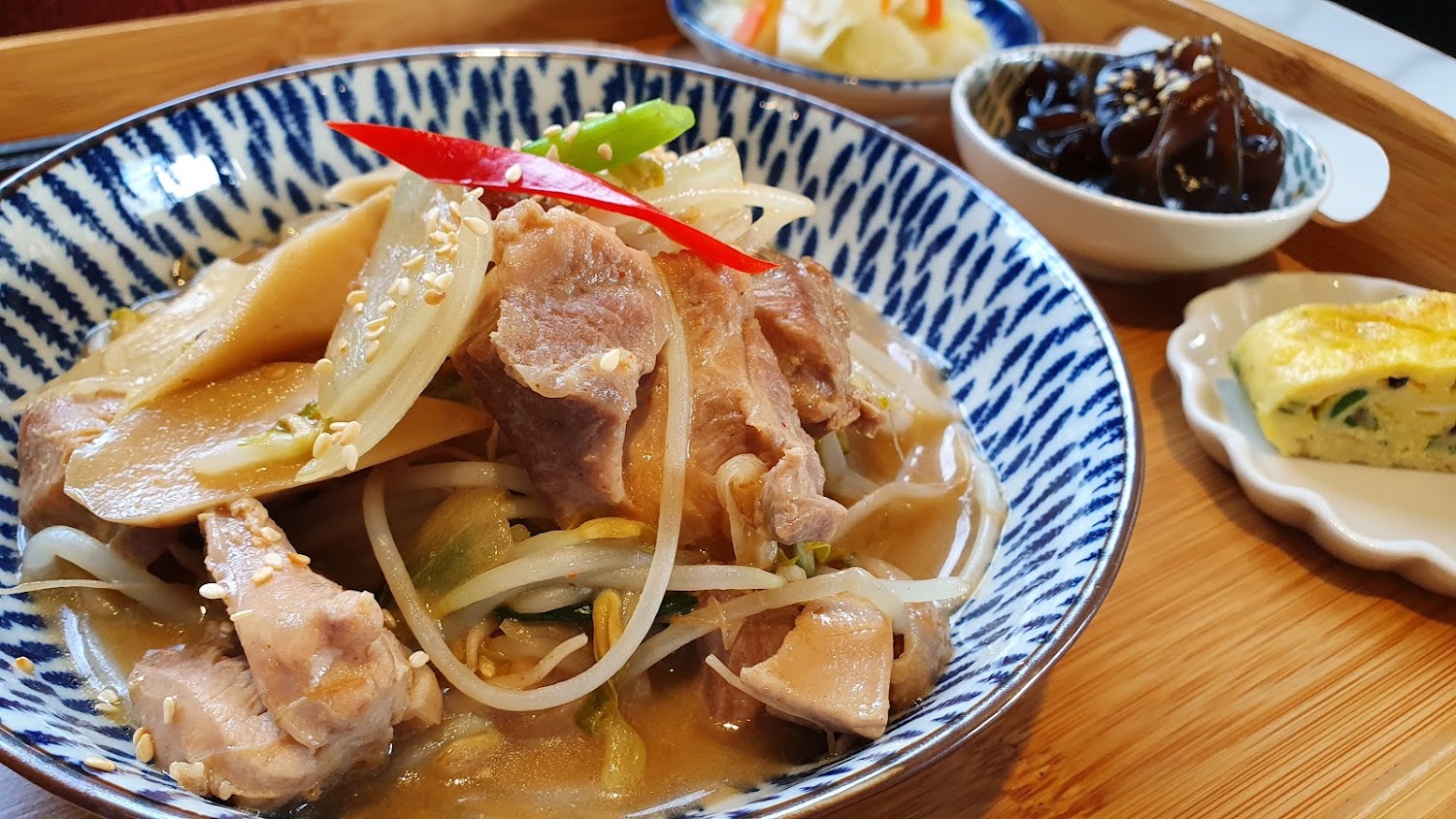 含豬肉、筍片、洋蔥與豆芽的湯料理套餐