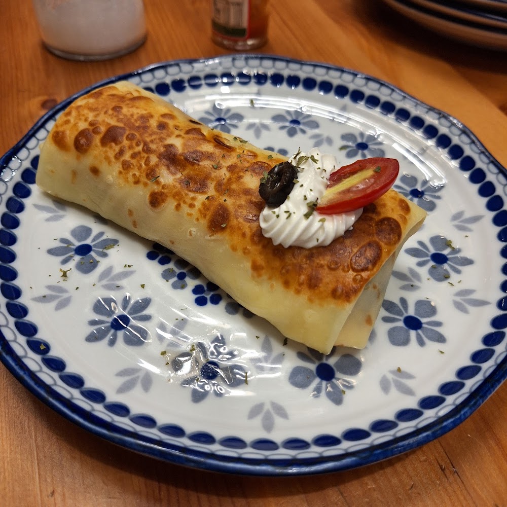 金黃酥香的捲餅搭配鮮奶油與蔬菜