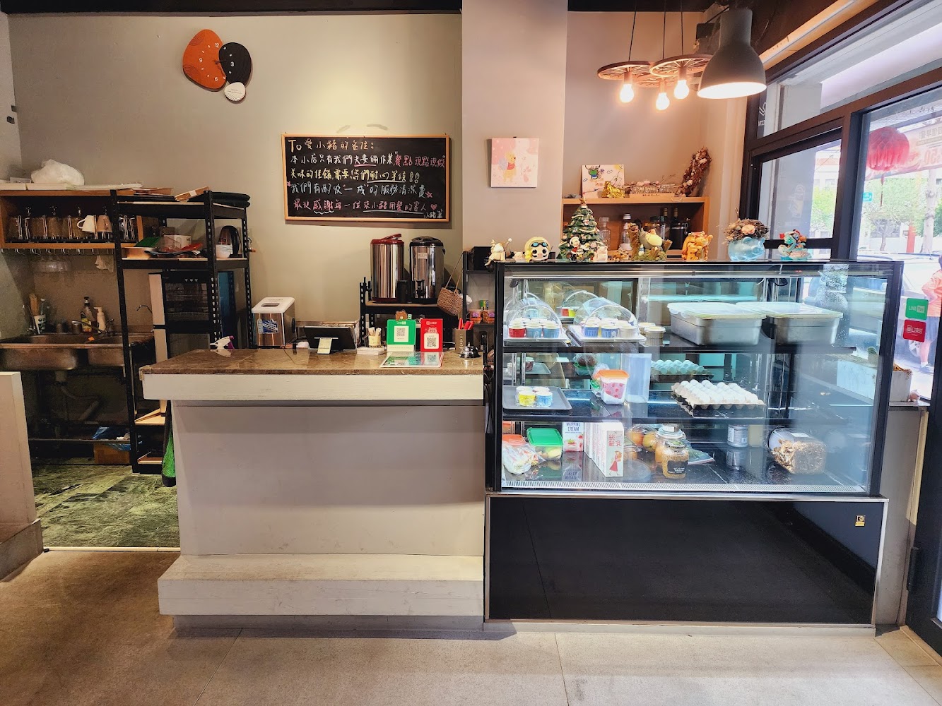 店內櫃台與冷藏甜點展示櫃，環境整齊溫馨