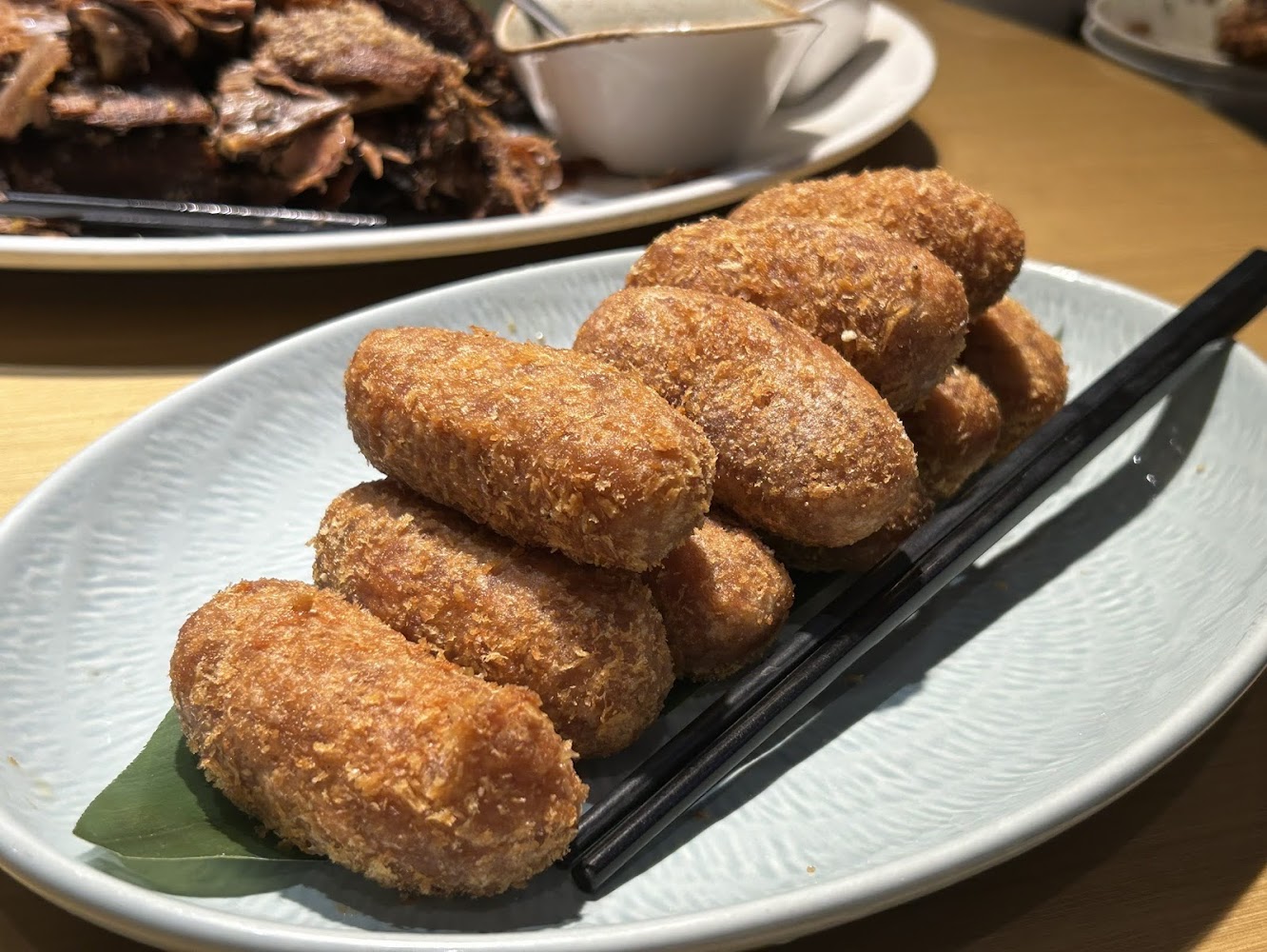 金蓬萊遵古台菜餐廳金黃色酥炸點心整齊排列