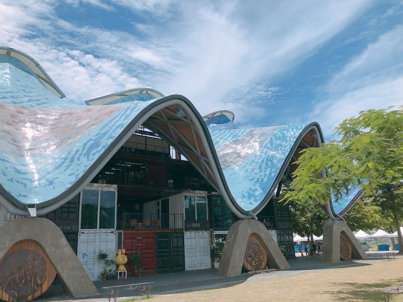 波浪形藍色屋頂與貨櫃屋建築