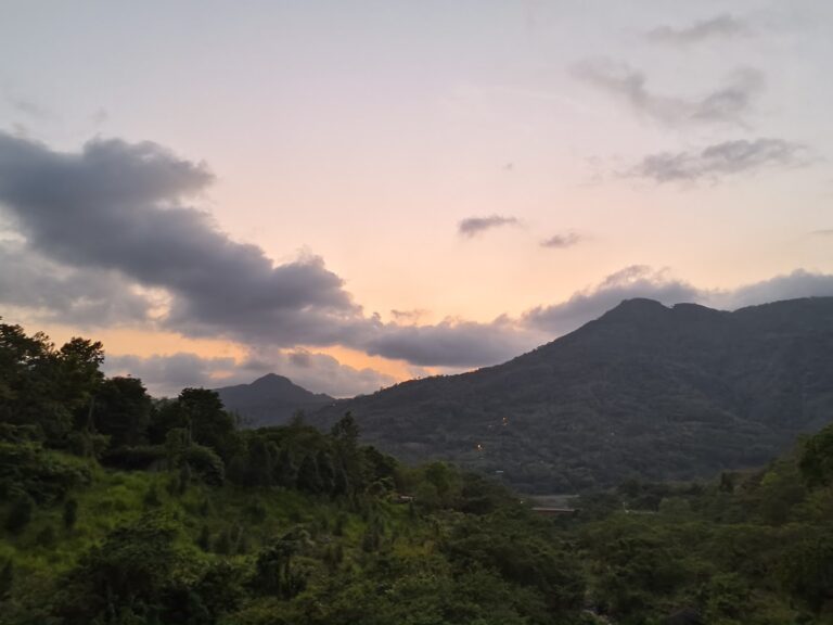 高雄那瑪夏一日遊山區黃昏夕照，那瑪夏教區橙紅山景迷人壯觀