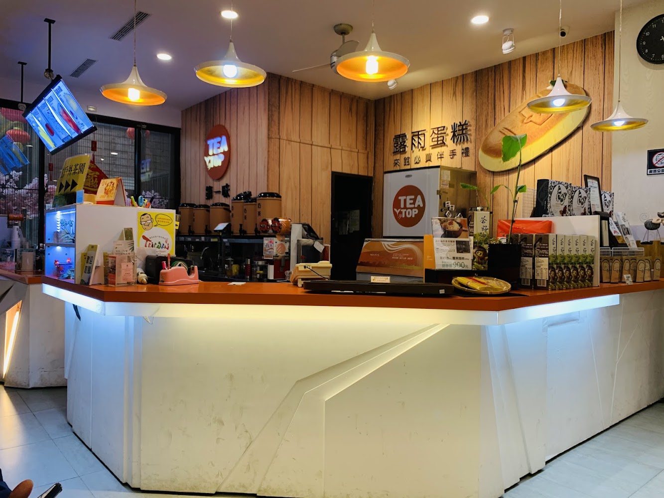 茶二指故事館飲料櫃檯與商品區