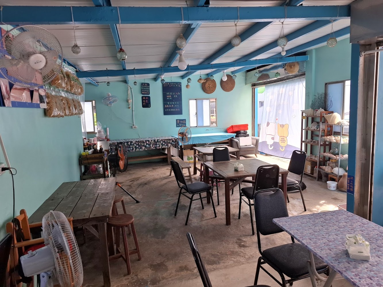 店內簡單樸實座位區,空間明亮 clean