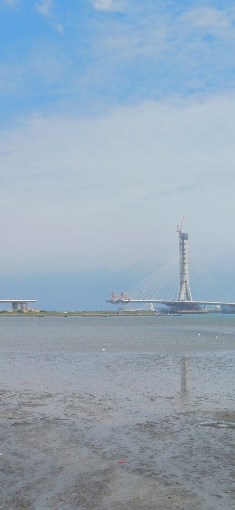 淡江大橋大型橋體與晴朗天空景觀