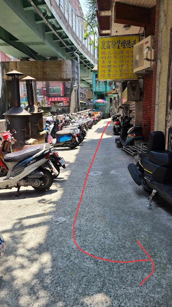 通往店家的狹窄巷道與機車停放景象