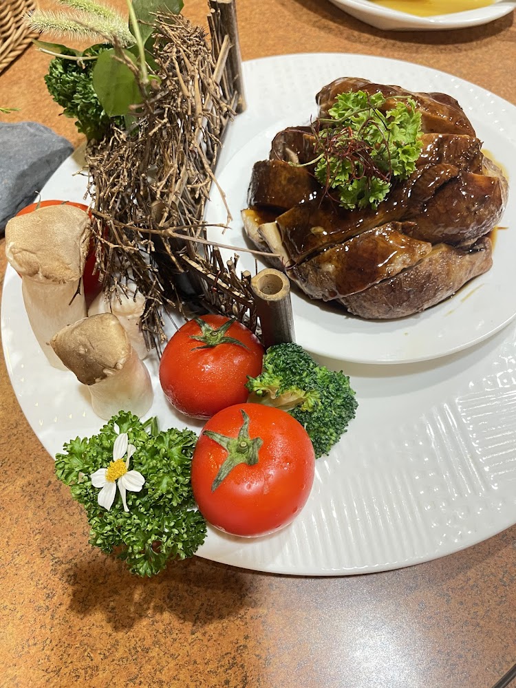精緻擺盤的創意熱菜，含肉類與蔬菜