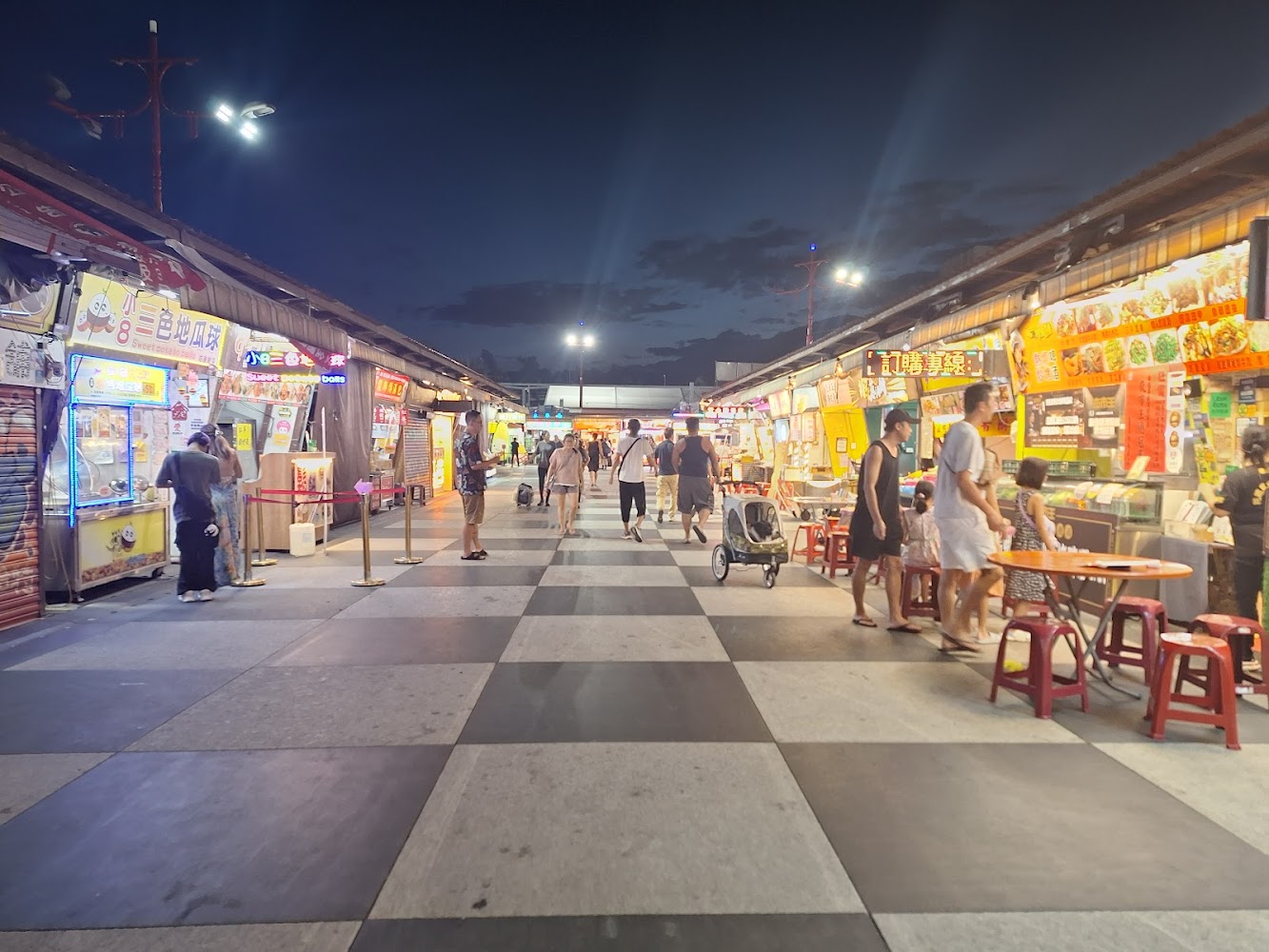 熱鬧的東大門夜市街景，兩旁攤販林立、遊客眾多