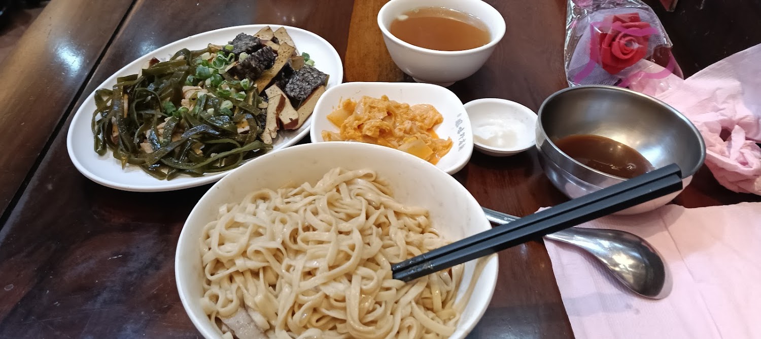 乾拌麵與小菜組合，有海帶豆干泡菜與清湯