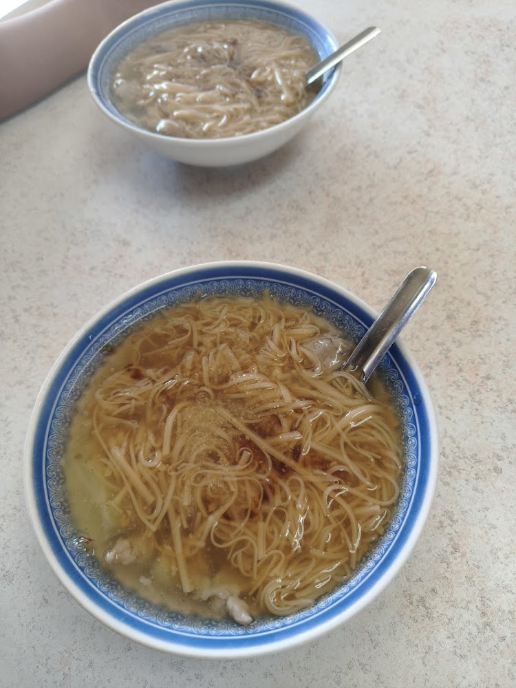 兩碗藍邊瓷碗裝的麵線湯，熱騰騰又樸實