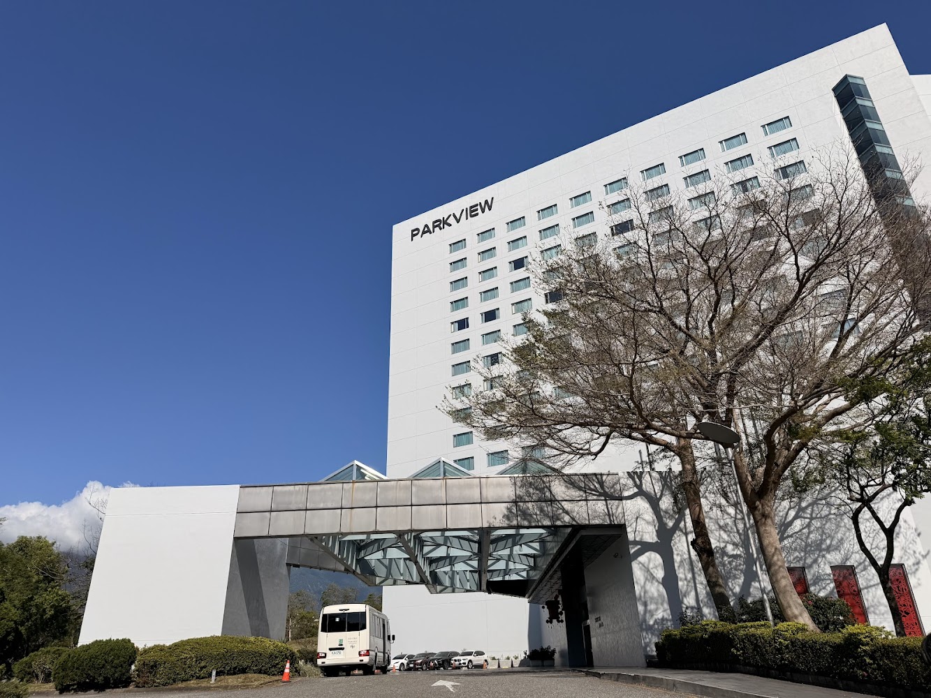 美侖大飯店建築外觀與入口車道