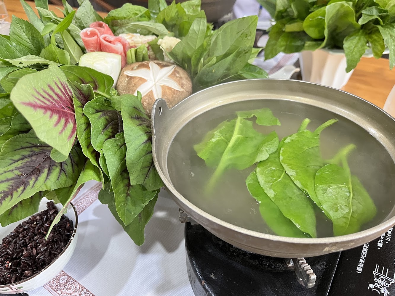 覓境咖啡屋火鍋與豐盛蔬菜盤