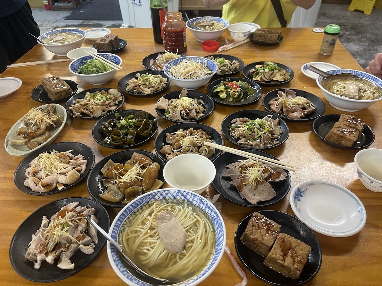 一桌豐盛的古早味小吃