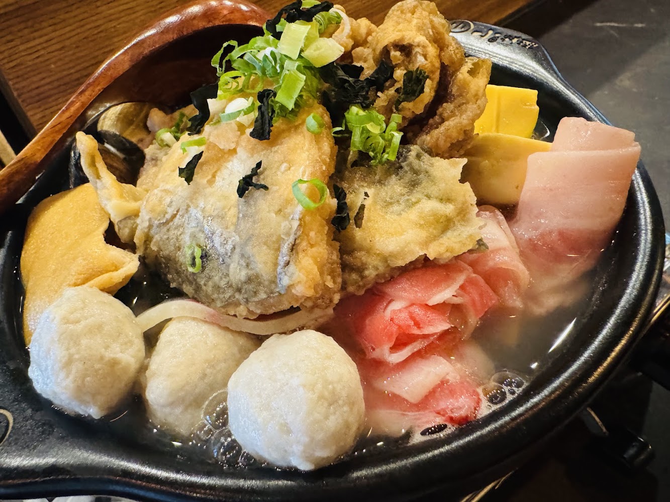 小料理食事處的火鍋配料豐富，湯頭清爽