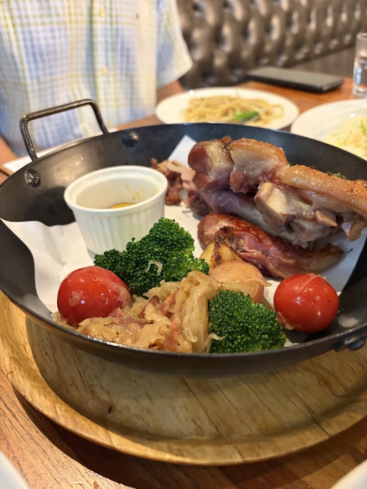 奧比高雄高美店炙烤豬腳主餐