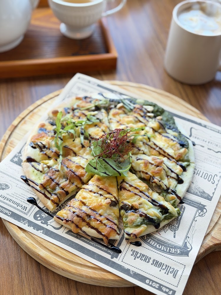 鹿野咖啡切片烤餅與熱飲擺盤