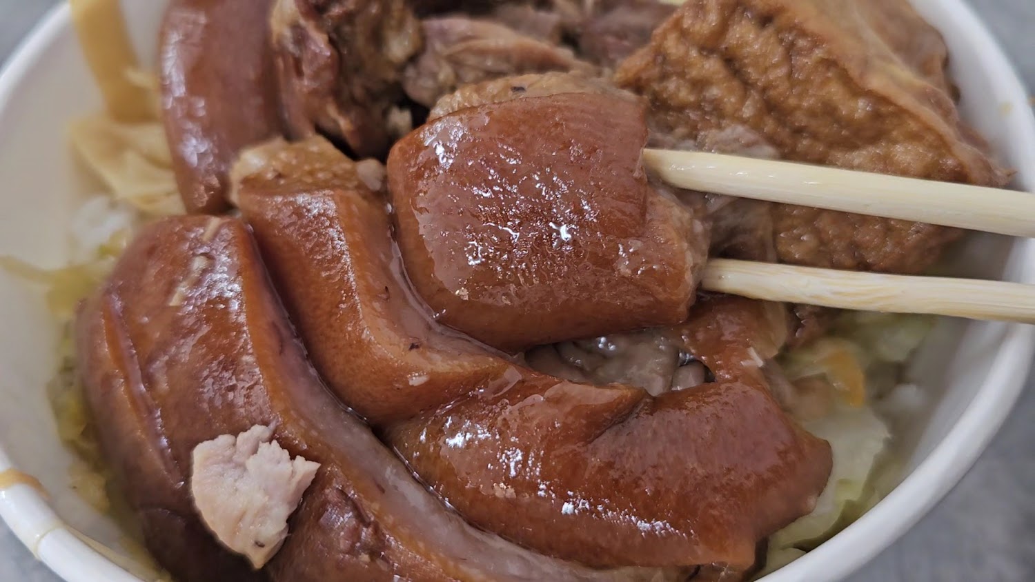 鳳腿庫飯腿庫滷肉飯特寫