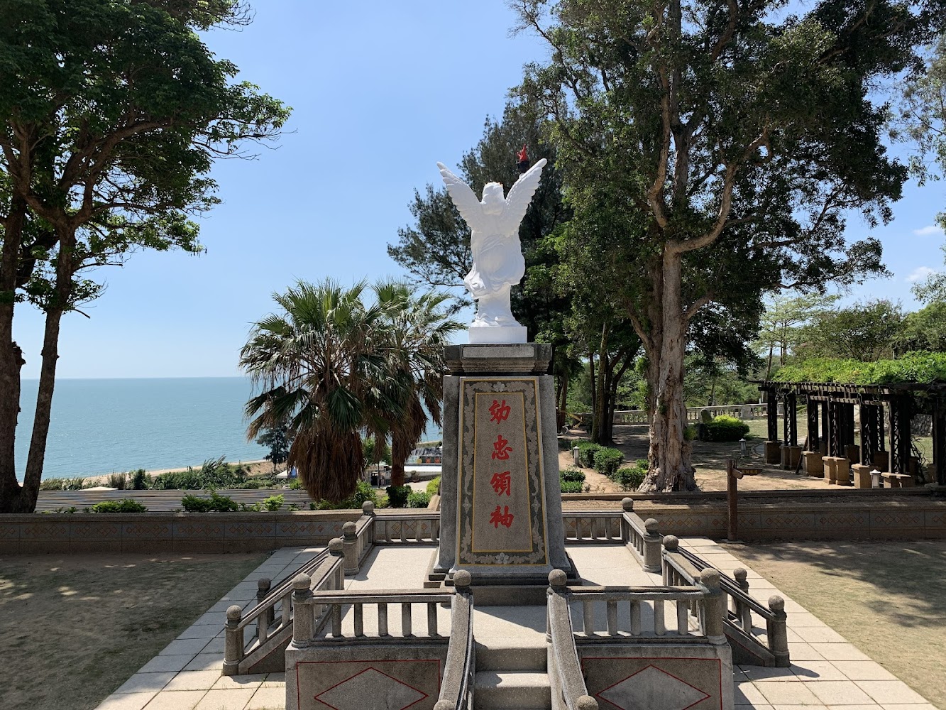 陳景蘭洋樓附近天使雕像與海景