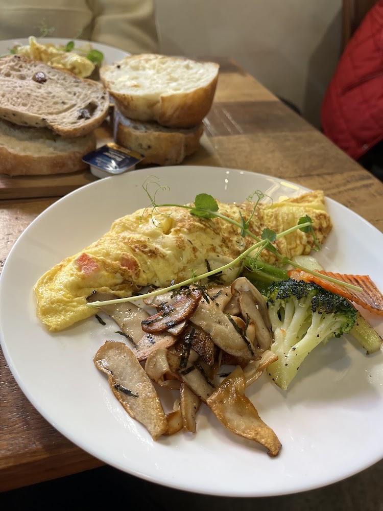 煎蛋捲搭配炒菇、花椰菜、紅蘿蔔與厚片麵包的豐盛早餐