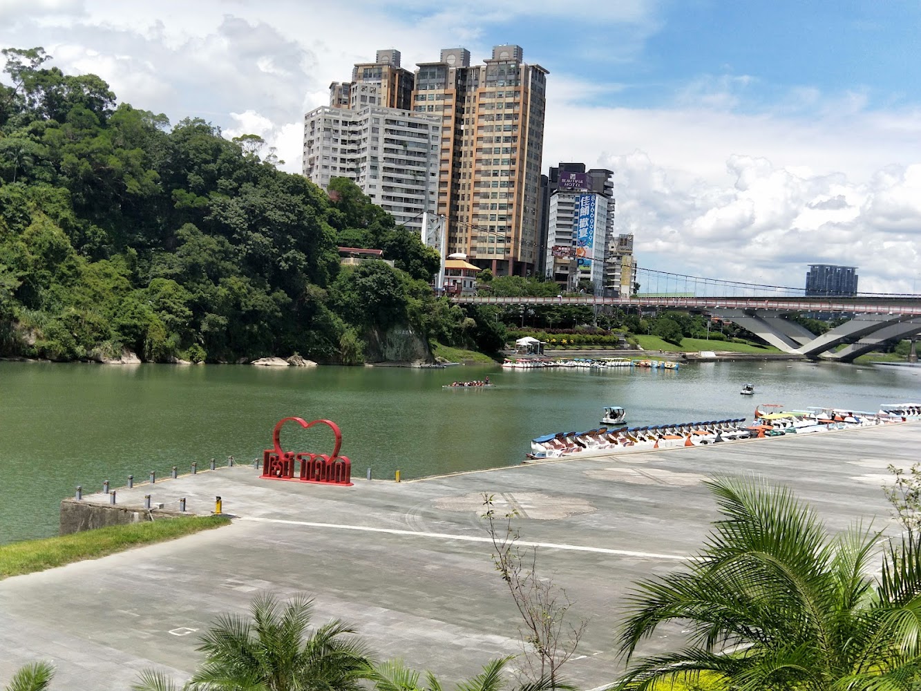 碧潭河岸天鵝船與水岸景觀