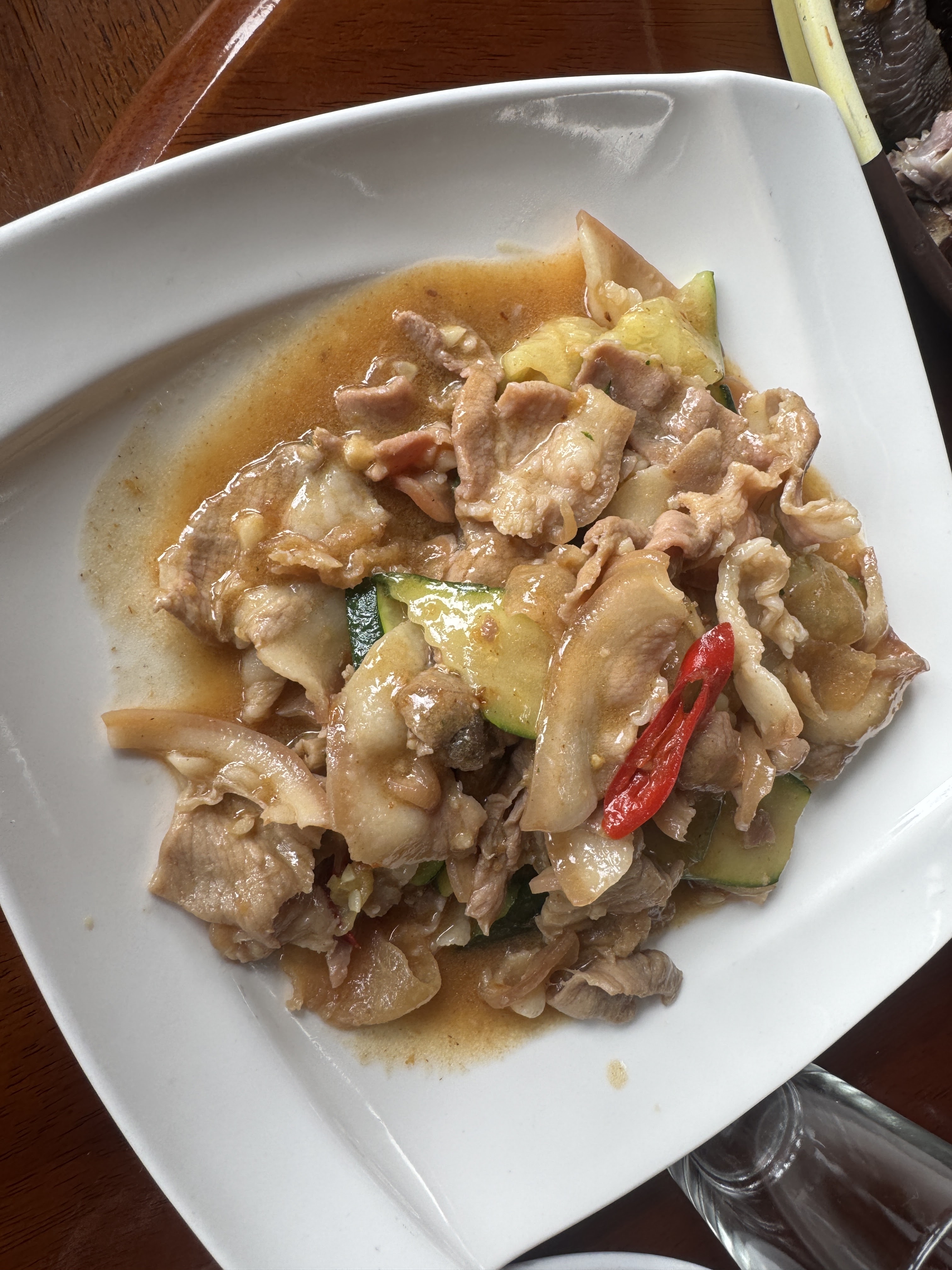 炒豬肉料理，搭配青椒與紅辣椒