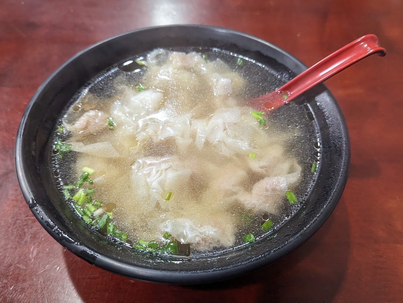 雲吞湯與紅色湯匙