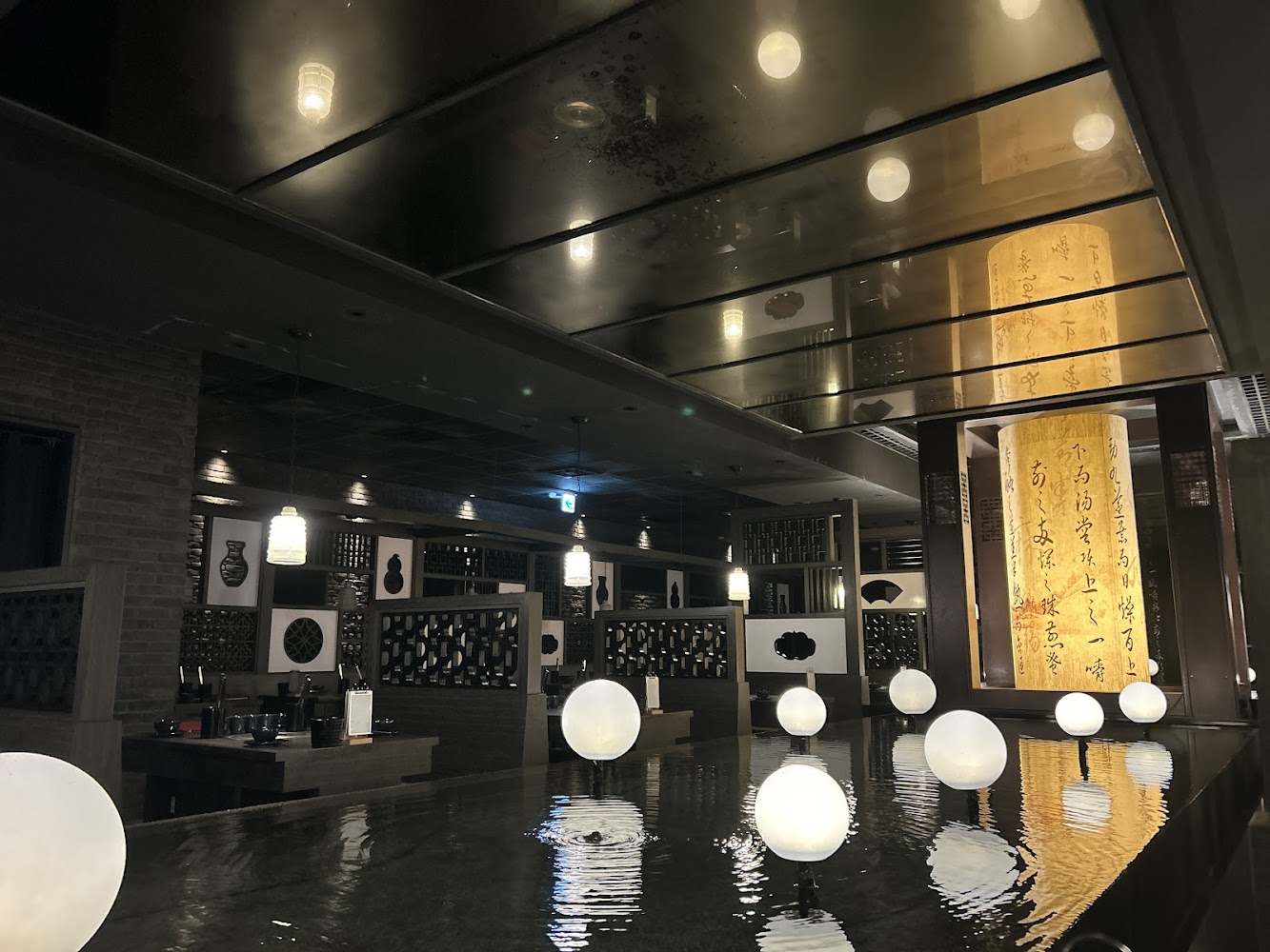東方風格餐廳水池與燈球