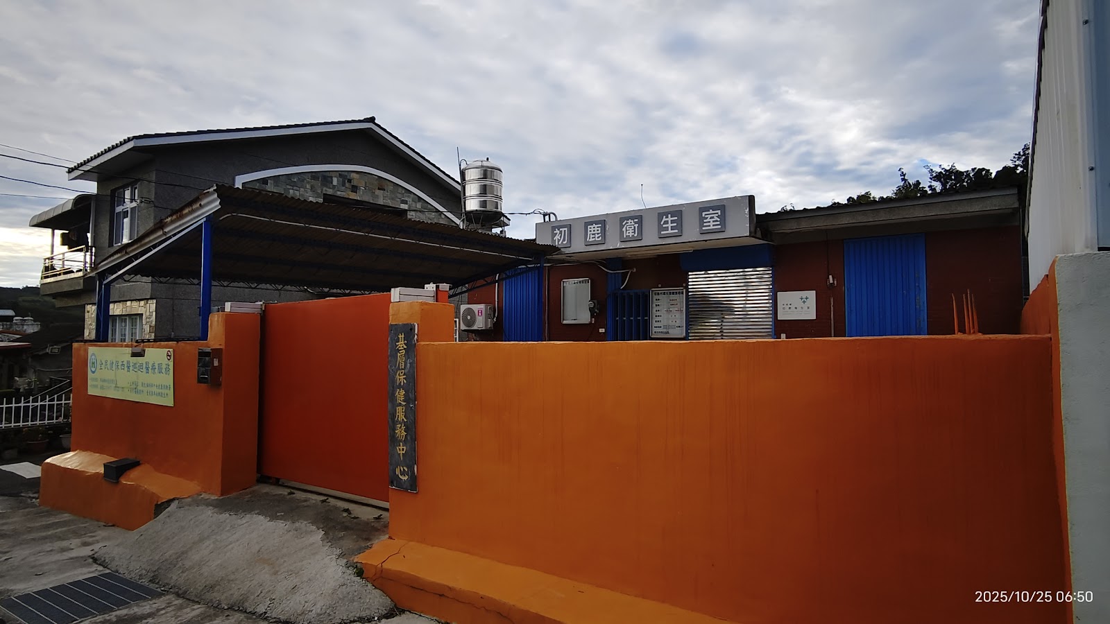 初鹿牧場的鮮乳製品展示，包含霜淇淋與各式農場美食