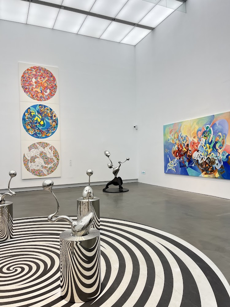 高雄市立美術館抽象畫與金屬雕塑展間
