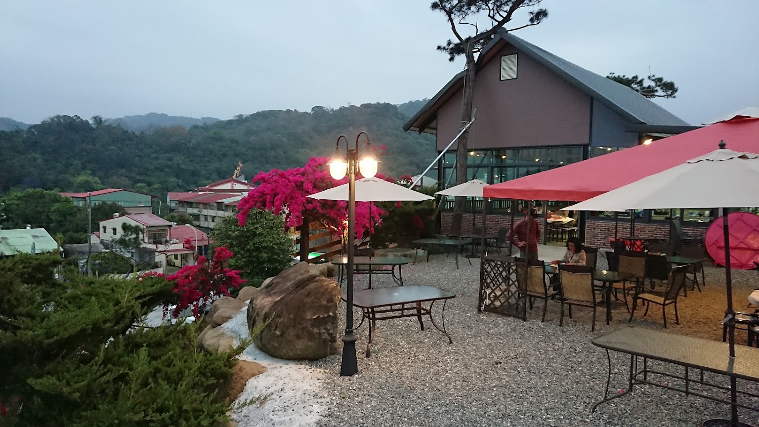 黃山秘境景觀餐廳戶外區山景與遮陽傘座位