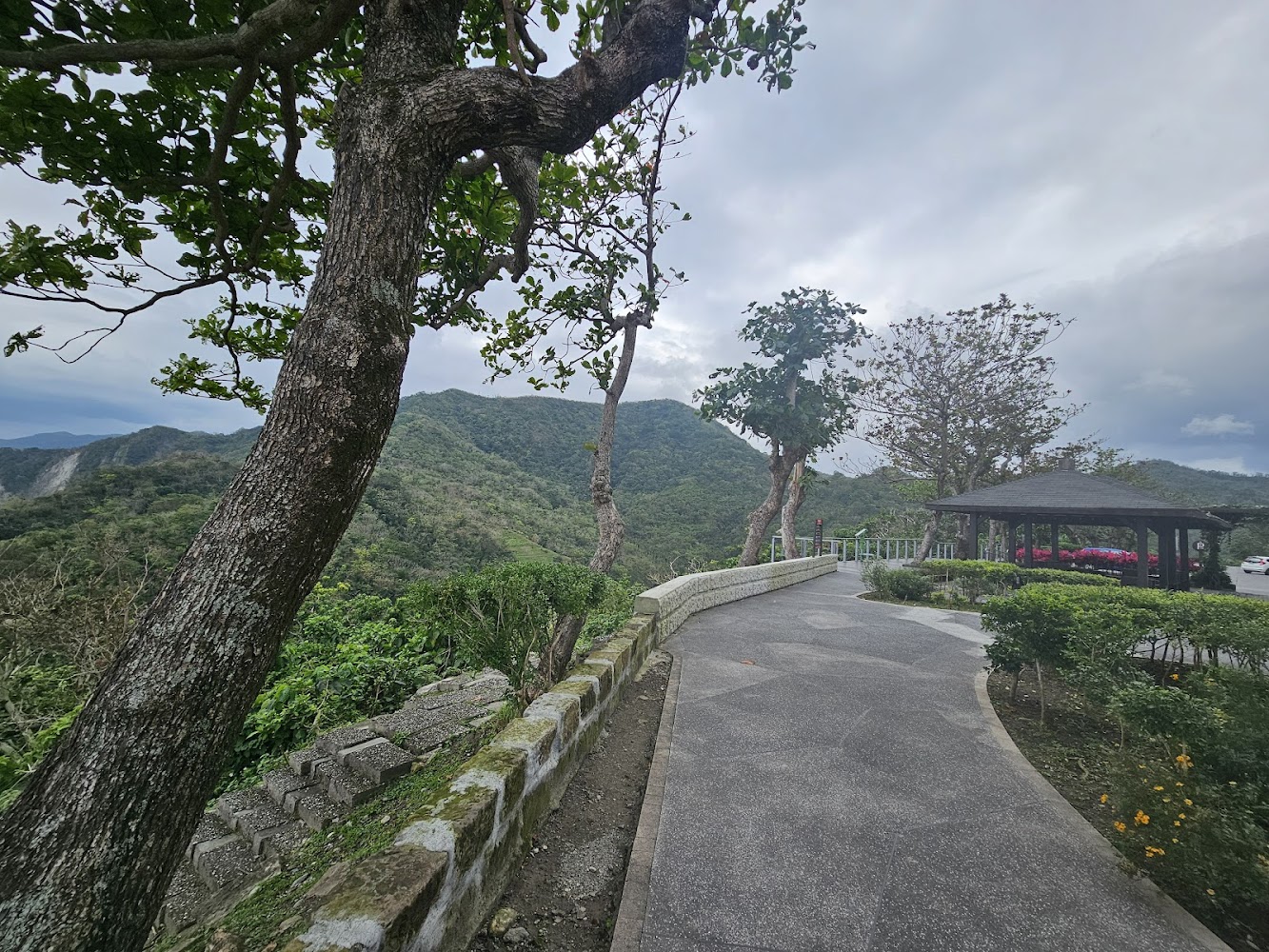 沿山坡步道與涼亭