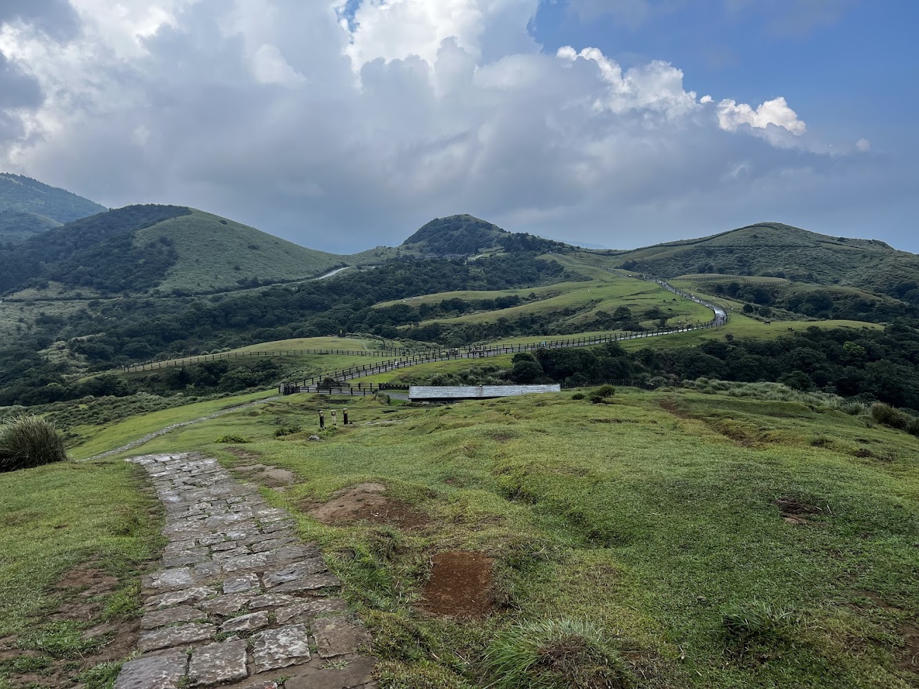 擎天崗遊客服務站旁通往山丘的步道
