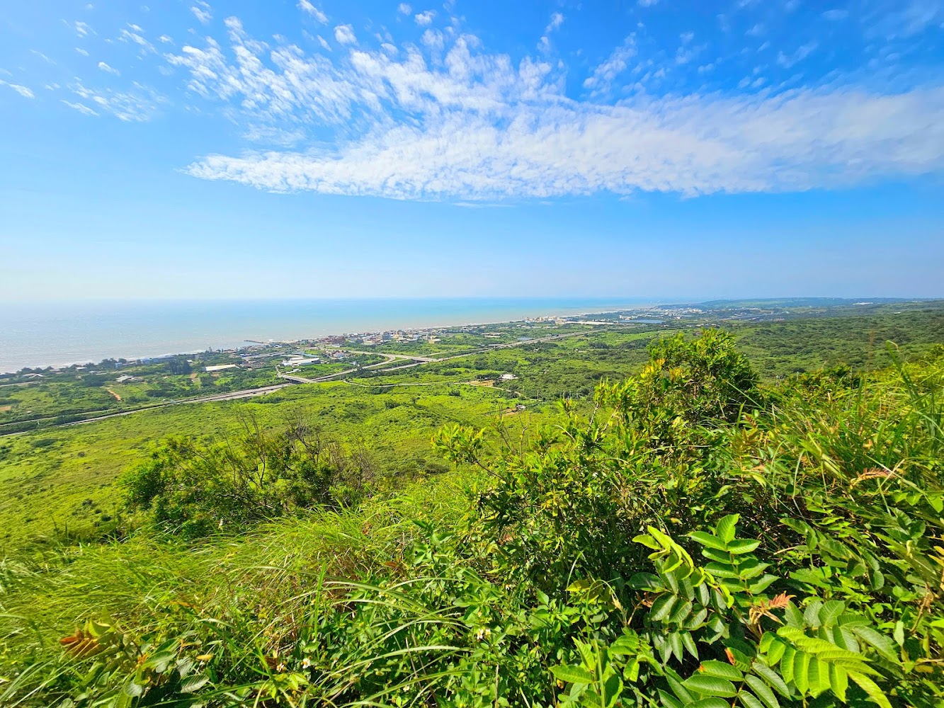 苗栗抹茶山草地山丘與海景