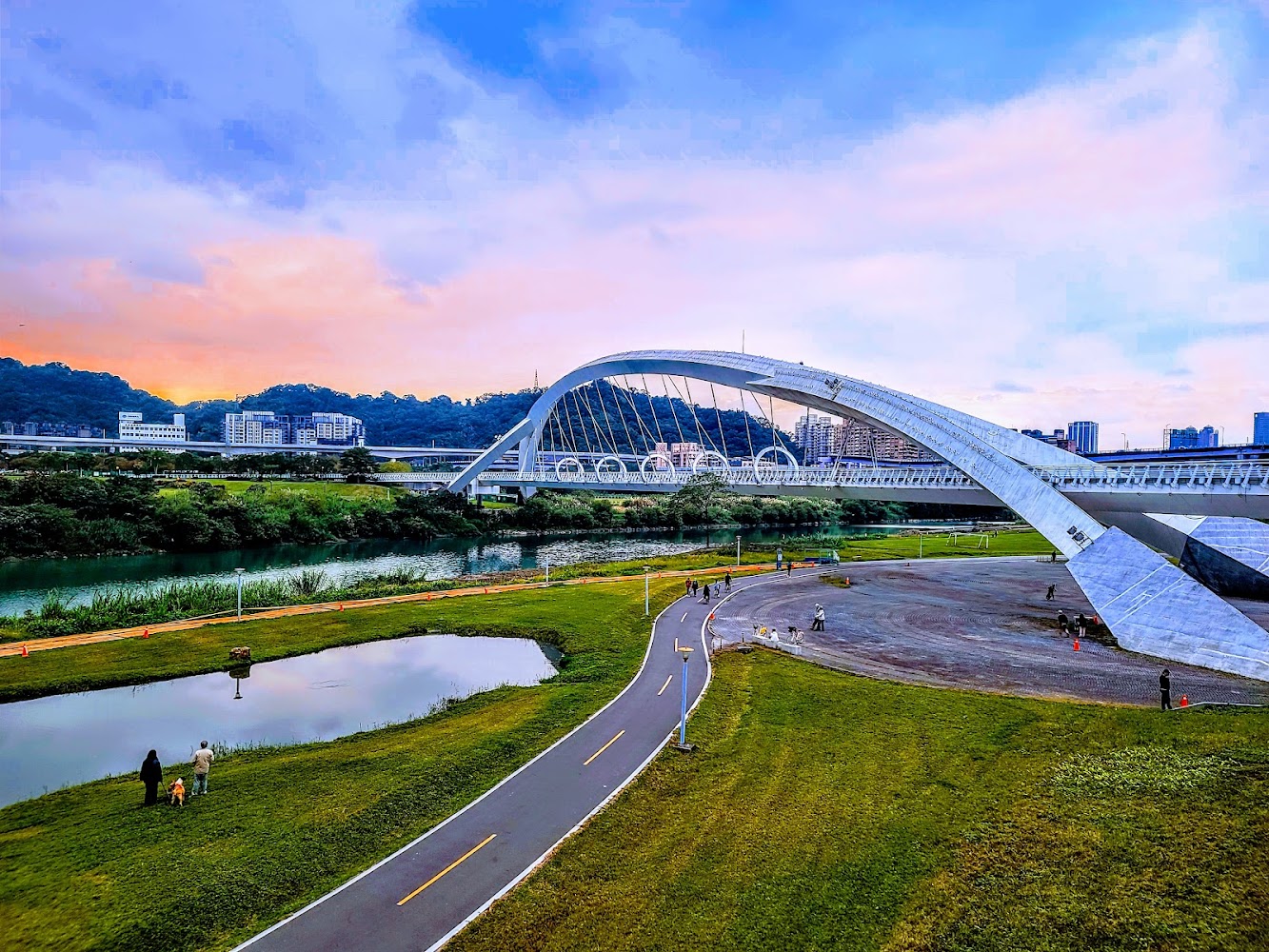 小碧潭公園白色拱橋與河岸綠地