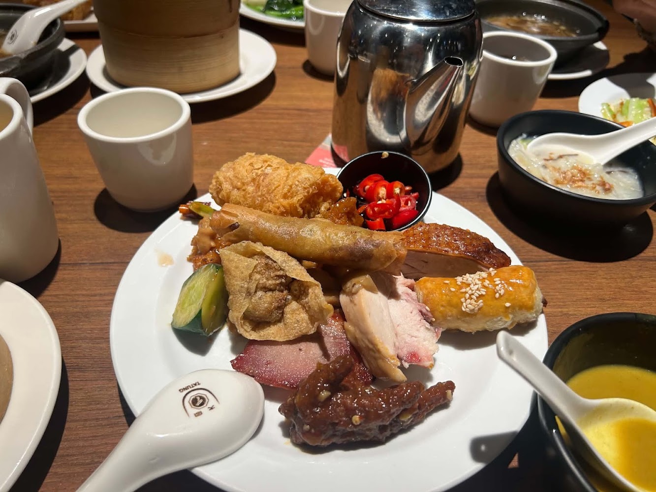 中式點心與燒臘拼盤，種類豐富適合共享
