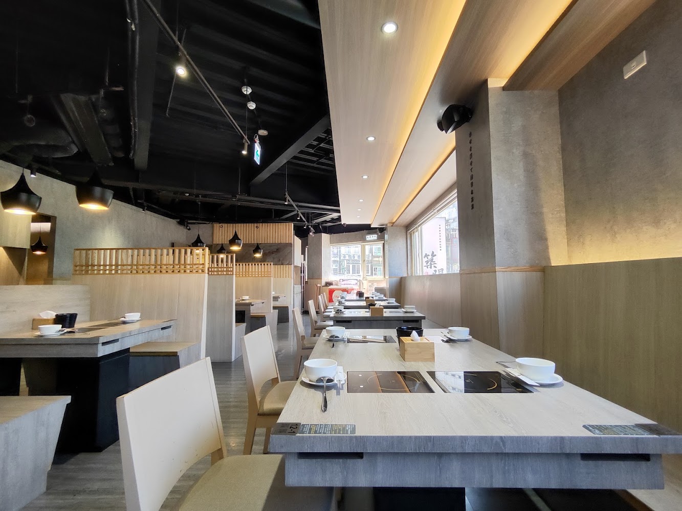 築間幸福鍋物新莊中正店室內環境