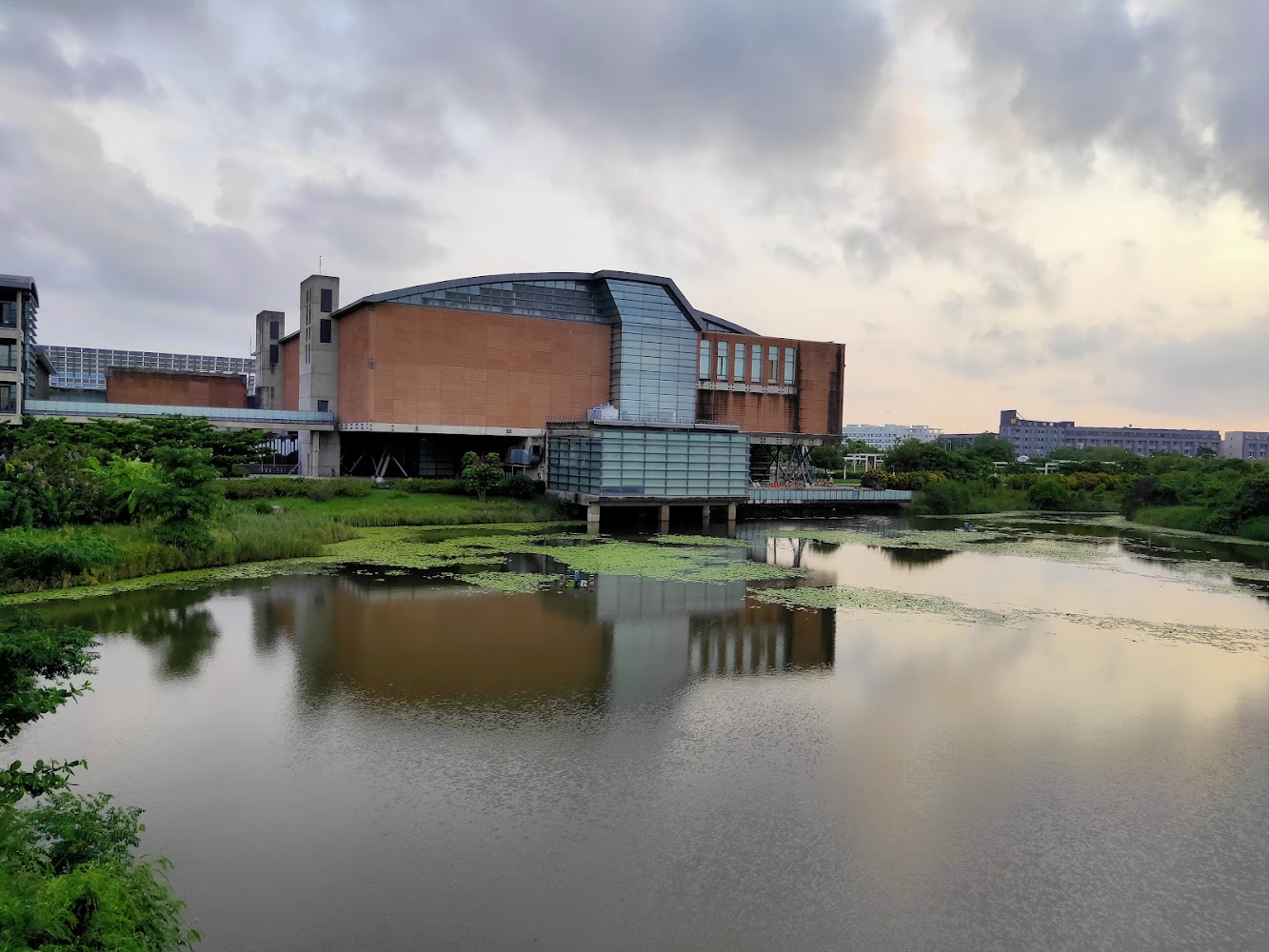 國立臺灣歷史博物館湖景與建築