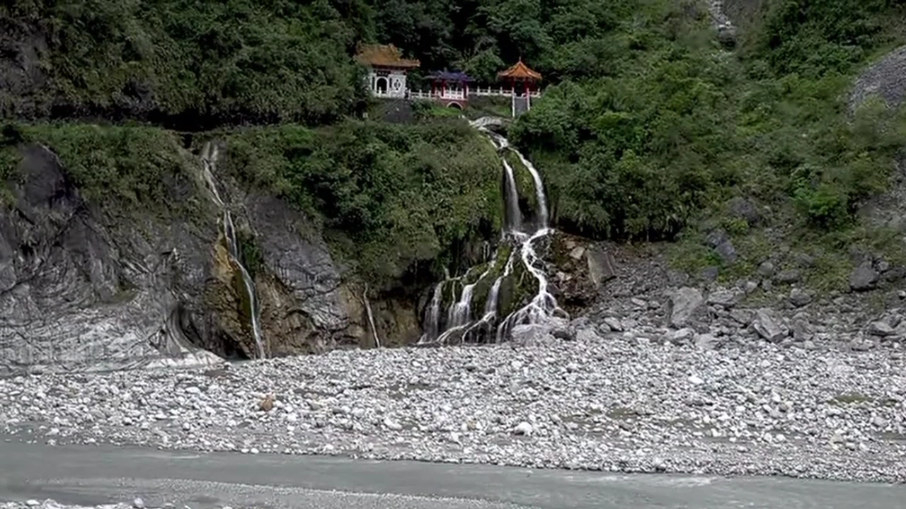 太魯閣立霧溪廣角峽谷景觀，飛瀑廟宇