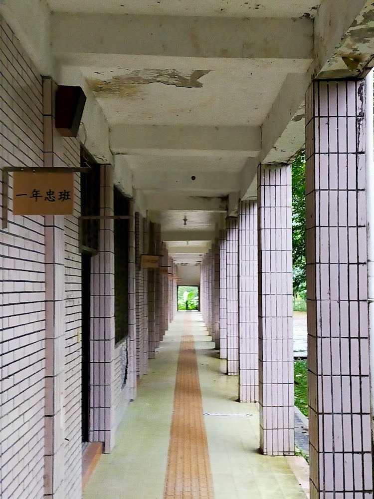 舊校舍走廊與一年忠班班牌