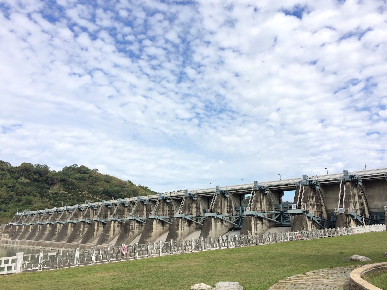 石岡水壩前草地與青山藍天