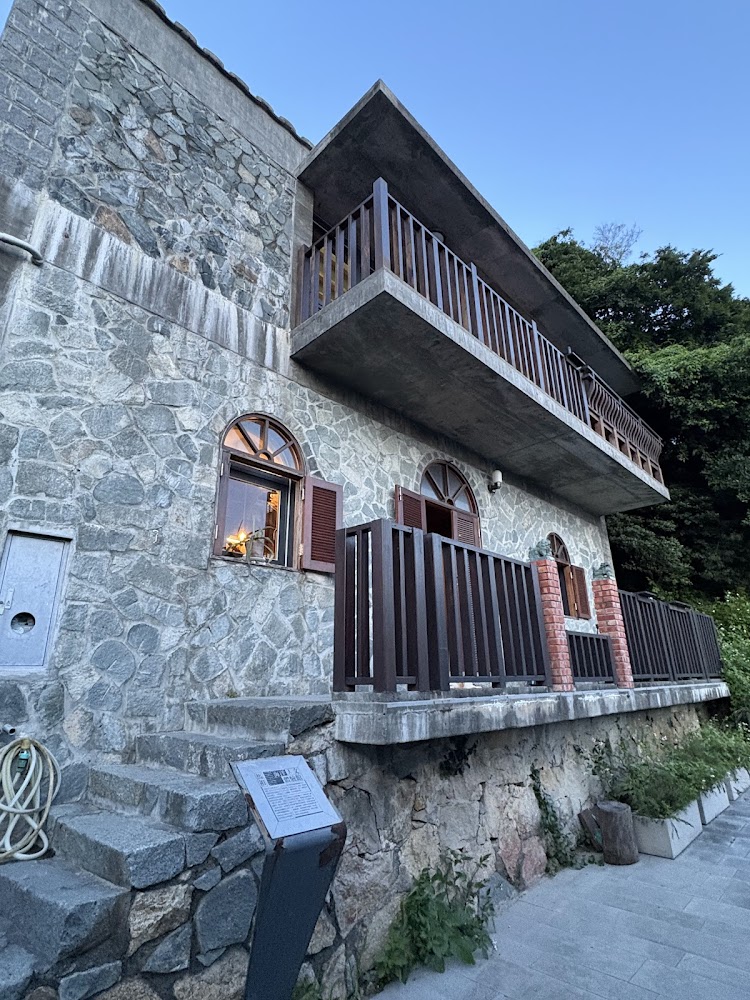 石頭與水泥建造的老宅外觀