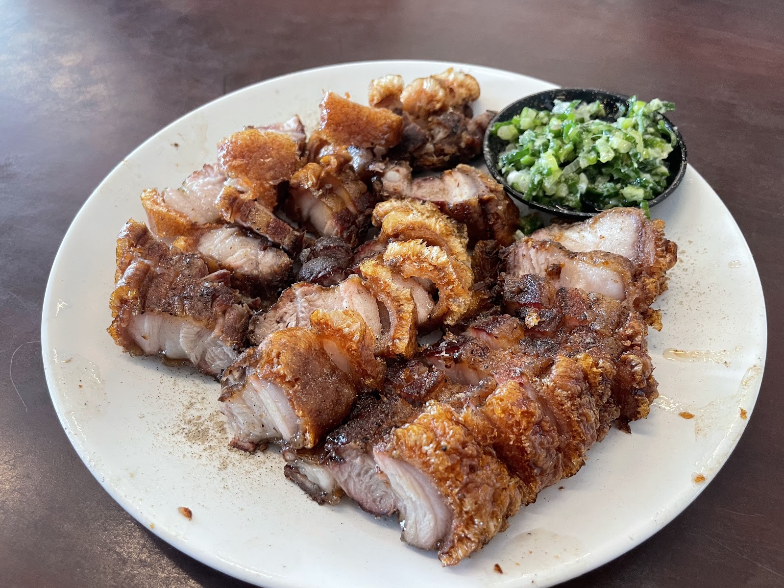 仁武烤鴨燒肉切盤配蔥花，白盤盛裝份量豐盛