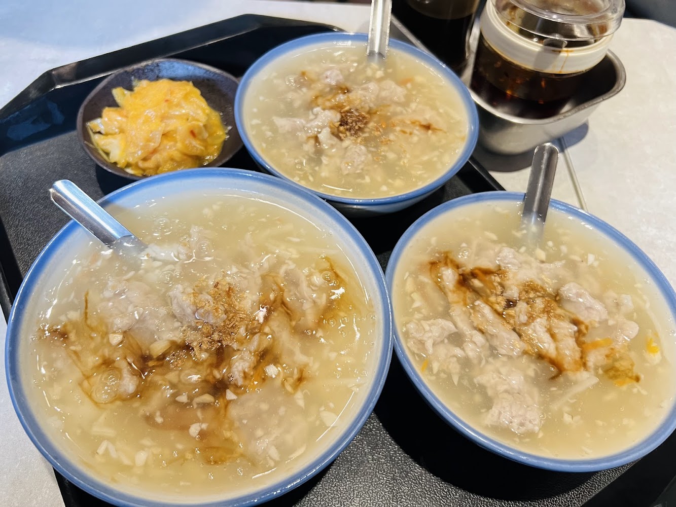 阿娘給的蒜味肉羹多碗餐點與小菜