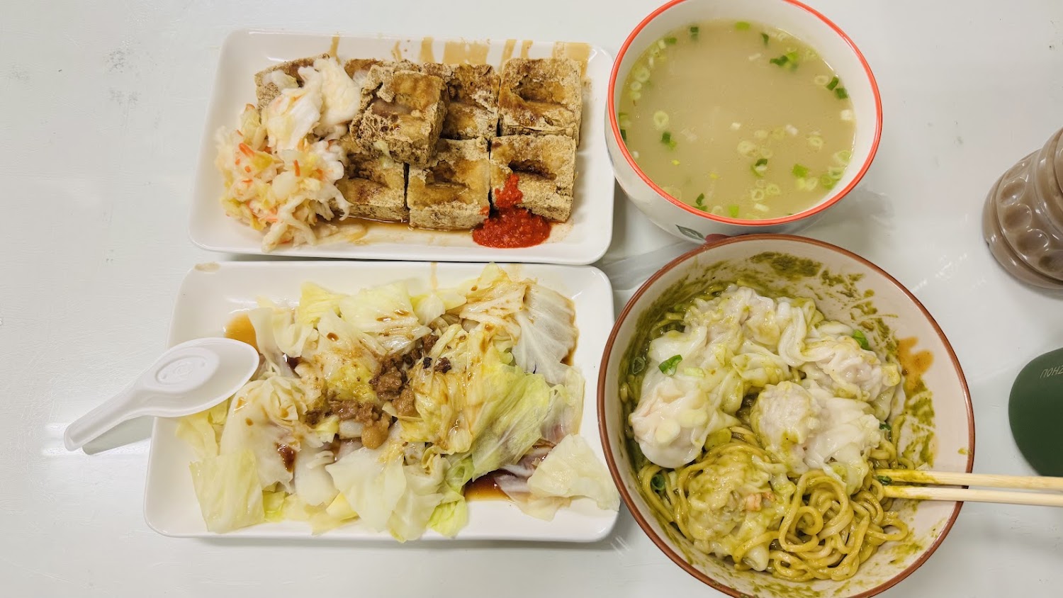 臭豆腐燙青菜雲吞麵與湯的組合