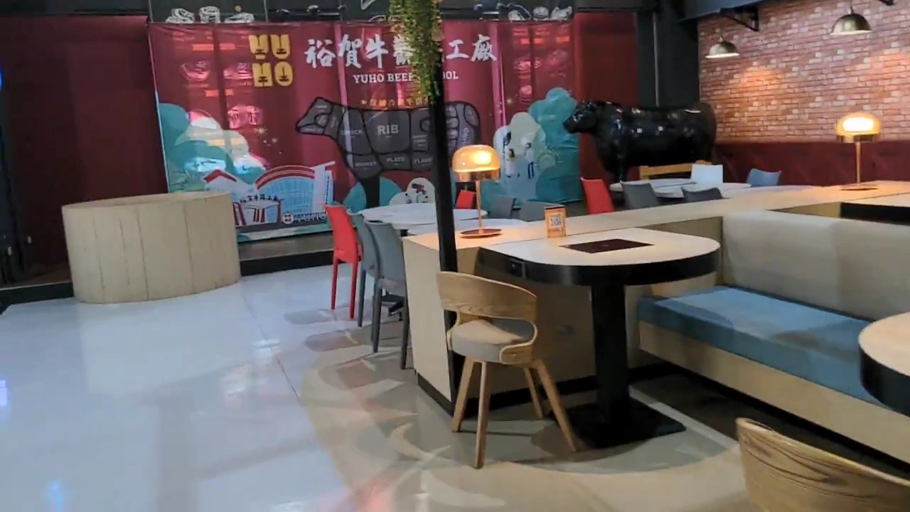 餐廳內部與牛肉展示牆
