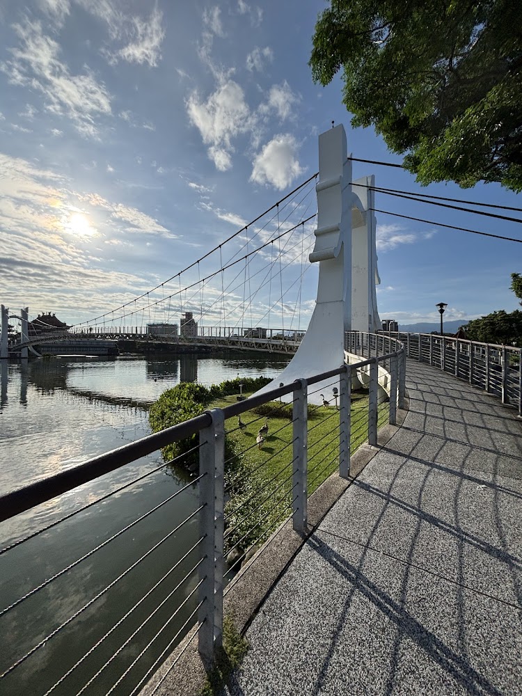龍潭大池白色吊橋近景與湖畔步道