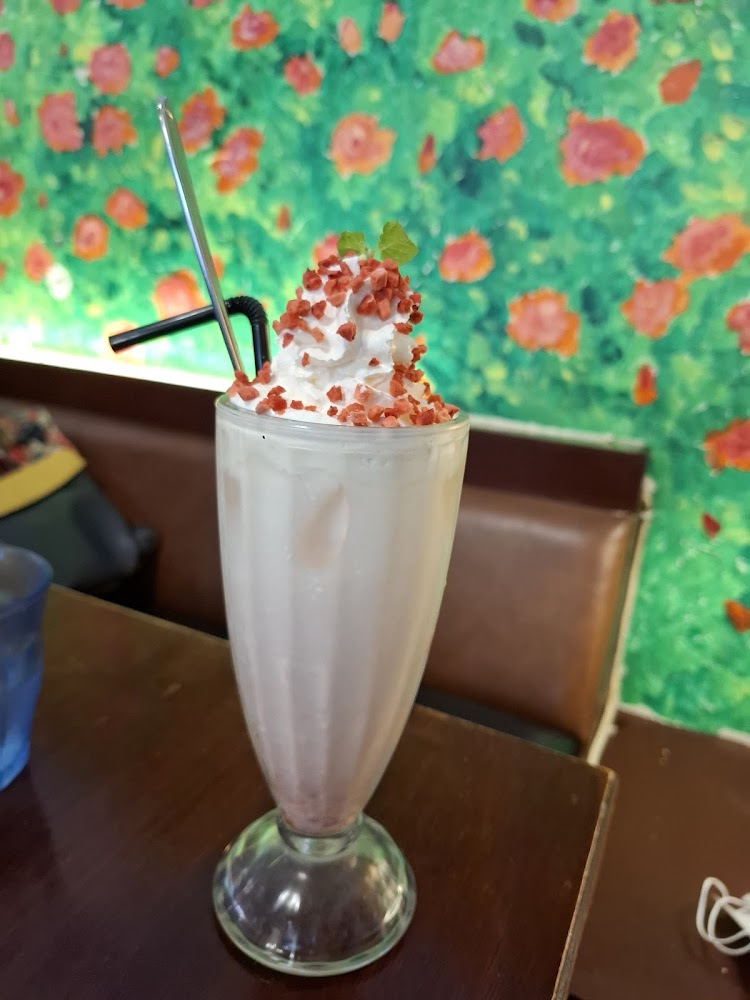 AMANDA CAFE 高腳杯奶昔搭配花卉牆背景