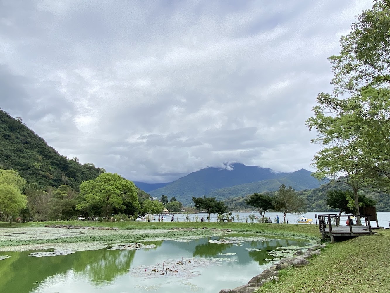 湖畔草地木棧平台與遠方山景