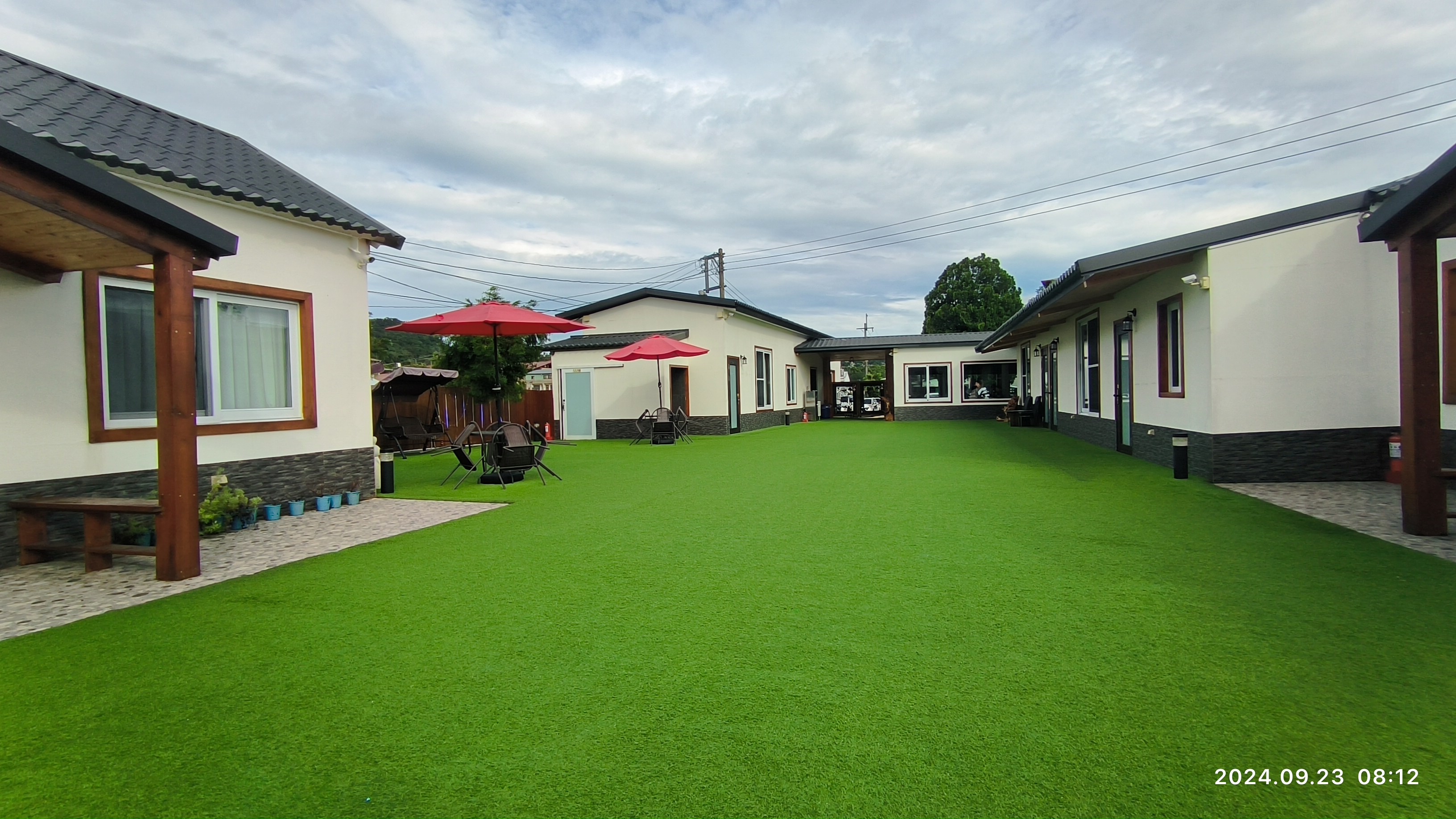 埔里樂居民宿院落與白色建築