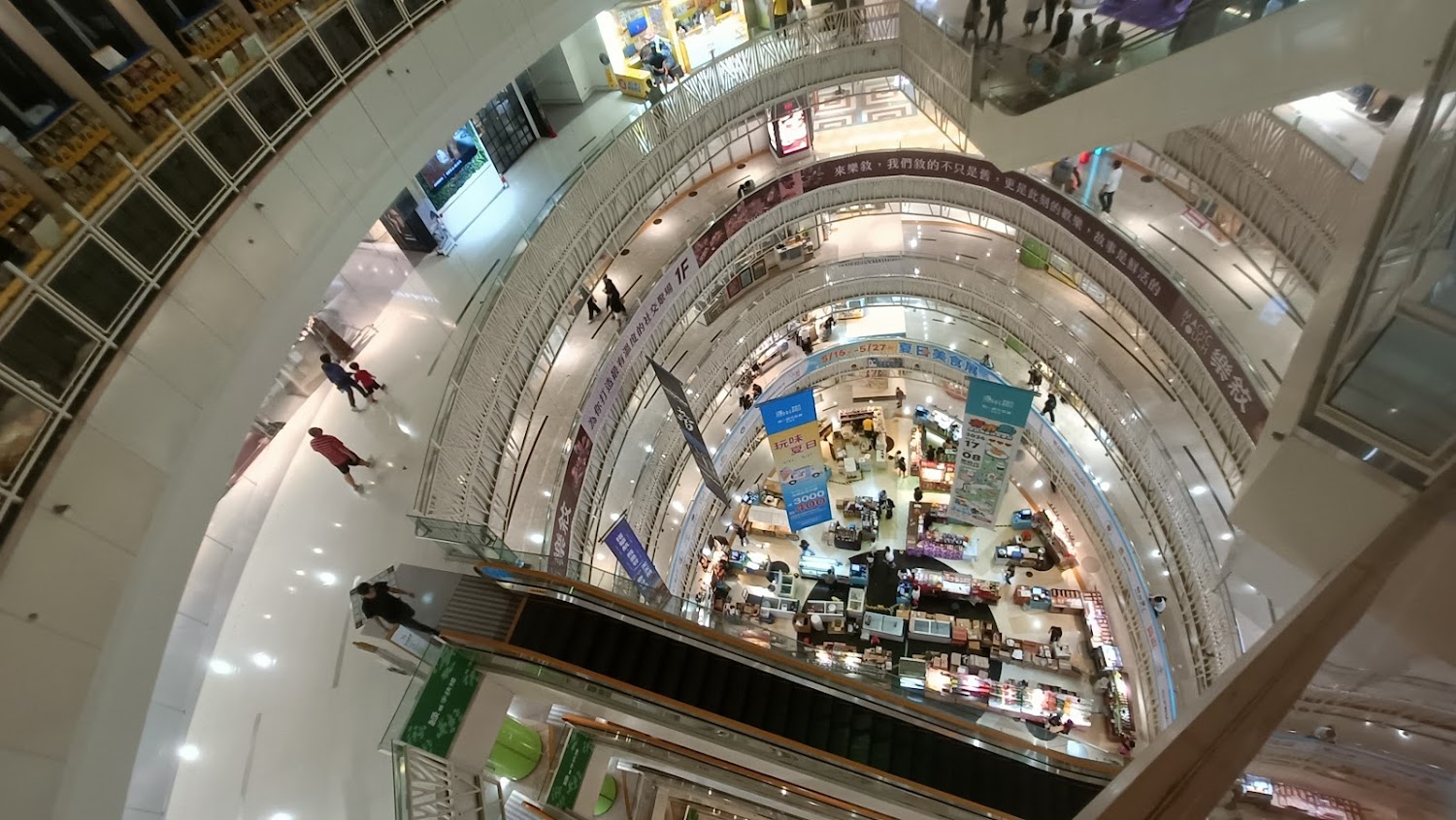 夢時代購物中心室內中庭